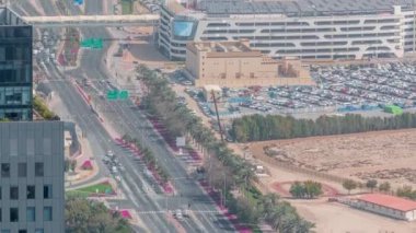 Dubai, Bae'de Difc gece saatinde yakınlarındaki Al Saada caddesinde kavşak trafiğinin ufuk çizgisi görünümü.