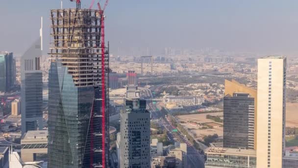 Vista del horizonte de los edificios de Sheikh Zayed Road y el timelapse aéreo DIFC en Dubai, Emiratos Árabes Unidos . — Vídeos de Stock