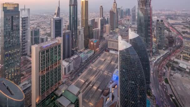 Skyline van de gebouwen van Sheikh Zayed Road en DIFC Aerial dag tot nacht timelapse in Dubai, VAE. — Stockvideo