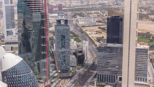 두바이, 아랍에미리트의 셰이크 자예드 로드와 디fc 공중 타임랩스 의 건물의 스카이 라인 보기. — 비디오