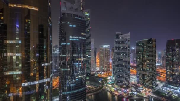 Житлові та Офісні будівлі в районі Джумейра Лейк тауерз район ніч таймце в Дубаї — стокове відео