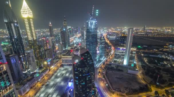 ドバイ、アラブ首長国連邦のシェイク・ザイード・ロードとディフ空中夜間タイムラプスの建物のスカイライン. — ストック動画