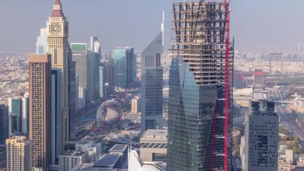 Θέα στον ορίζοντα των κτιρίων της οδού Σεΐχη Ζάιντ και της εναέριας κυκλοφορίας DIFC στο Ντουμπάι, στα ΗΑΕ. — Αρχείο Βίντεο
