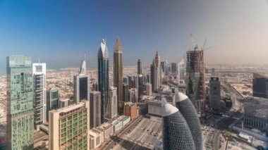 Sheikh Zayed Road ve Difc'nin Dubai, Bae'deki binalarının ufuk çizgisi görünümü.