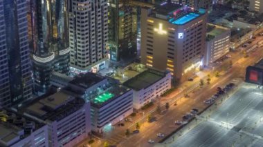 Çatı da yüzme havuzu ile otopark yukarıda gece timelapse, Havadan üst görünümü manzaralı. Dubai, Birleşik Arap Emirlikleri
