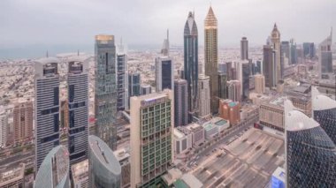 Şeyh Zayed Road ve Difc havadan dubai, Bae gece timelapse binaların Silueti.