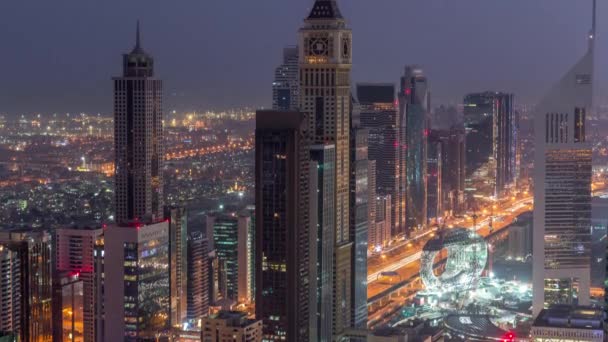 阿联酋迪拜谢赫扎耶德路和迪夫克空中夜到日的建筑物天际线. — 图库视频影像
