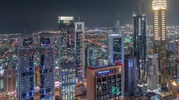 Skyline de los edificios de Sheikh Zayed Road y DIFC timelapse noche aérea en Dubai, Emiratos Árabes Unidos . — Vídeo de stock