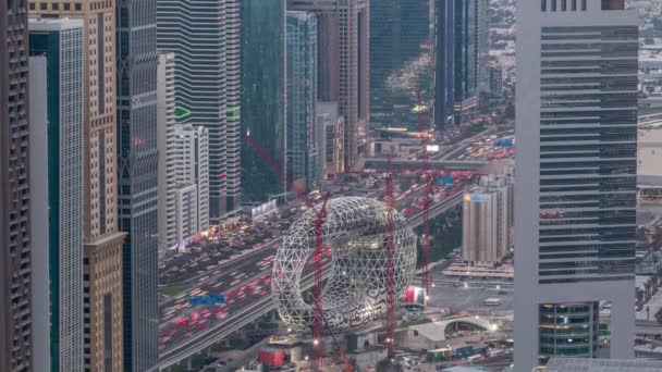 Sitio de construcción del Museo del Futuro de día aéreo a la noche timelapse, próximo edificio icónico de Dubai . — Vídeos de Stock