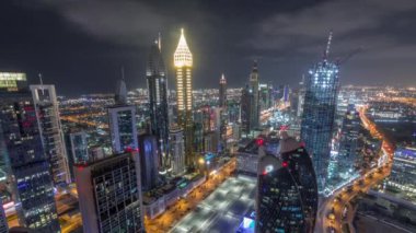 Sheikh Zayed Road ve Difc'nin Dubai, Bae'deki hava gece saatlerinin silueti.