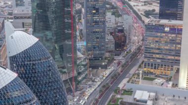 Şeyh Zayed Road ve Difc havadan dubai, Bae gece timelapse binaların Silueti.