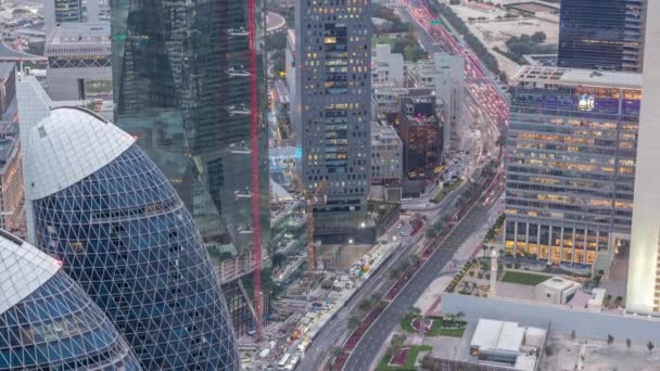 Skyline av byggnaderna i Sheikh Zayed Road och DIFC Aerial dag till natt Timelapse i Dubai, UAE. — Stockvideo