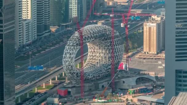 Baustelle des Museums der zukünftigen Luftaufnahme, neben dem ikonischen Gebäude von Dubai. — Stockvideo