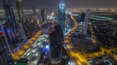 Sheikh Zayed Road ve Difc'nin Dubai, Bae'deki hava gece saatlerinin silueti.