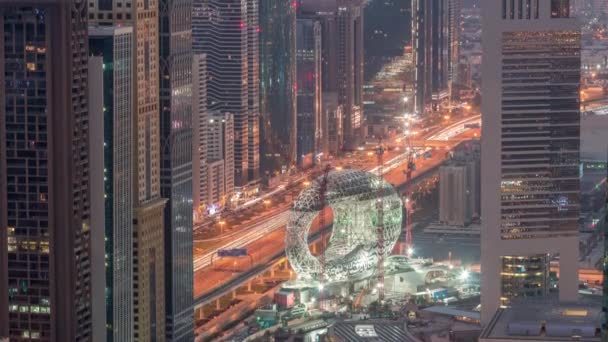 Sitio de construcción del Museo del Futuro noche aérea al día timelapse, próximo edificio icónico de Dubai . — Vídeo de stock