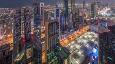 Şeyh Zayed Road ve Difc hava gece Dubai, Bae gündüz timelapse binaların Silueti.