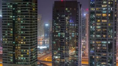Dubai'de Jumeirah göl kuleleri ilçe gece timelapse konut ve ofis binaları