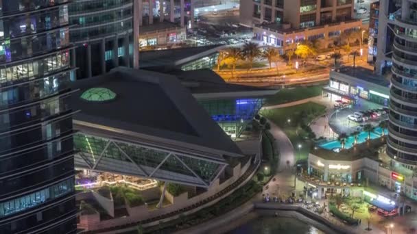 Edifícios residenciais e de escritórios em Jumeirah Lake Torres distrito noite timelapse em Dubai — Vídeo de Stock