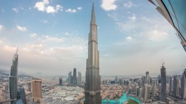 Alışveriş merkezi, çeşmeler ve Burç Halife havadan geceye kadar havaile Dubai şehir merkezinin paniramik silüeti görünümü