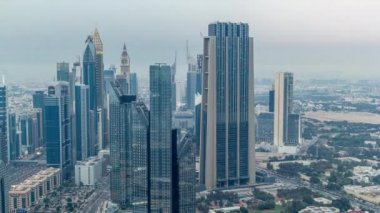 Modern gökdelenler ile Dubai Uluslararası Finans Merkezi ilçe gece timelapse gün