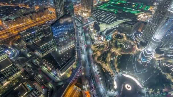 바쁜 교통체증과 시간대에 고층 빌딩이 있는 두바이 다운타운 스트리트. — 비디오