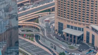 Zaman atlamalı yoğun trafik ve gökdelenler ile Dubai şehir caddesi.