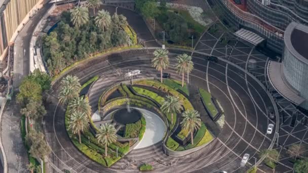 Το Ντουμπάι στο κέντρο της πόλης με σιντριβάνι με κίνηση σε κύκλο κοντά στην είσοδο του ψηλότερου ουρανοξύστη — Αρχείο Βίντεο