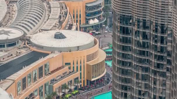 Un sacco di turisti a piedi vicino a foutains e centro commerciale nel centro di Dubai timelapse notte — Video Stock