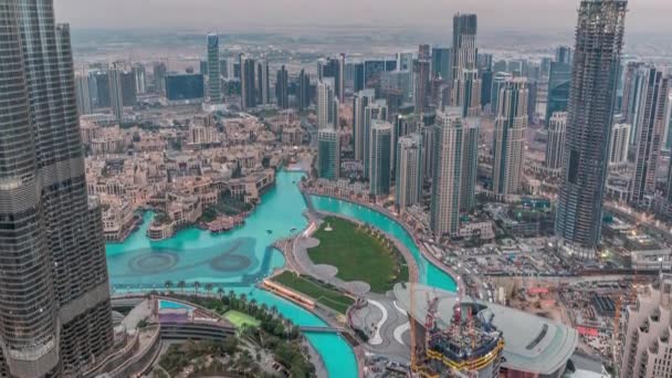 Niesamowity widok z lotu ptaka Dubai Downtown drapacze chmur dzień do nocy timelapse, Dubaj, Zjednoczone Emiraty Arabskie — Wideo stockowe