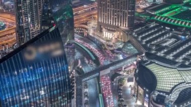 Zaman atlamalı yoğun trafik ve gökdelenler ile Dubai şehir caddesi.