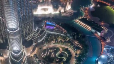 Dubai Dancing Fountain show'un eşsiz manzarası gece saatinde.