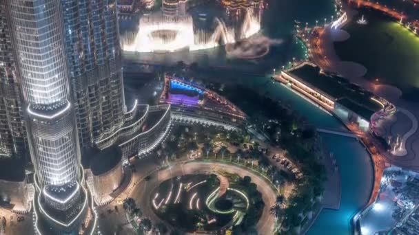Uniek uitzicht op Dubai Dancing Fountain show 's nachts timelapse. — Stockvideo