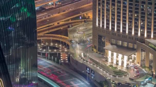 Dubai calle del centro con tráfico ocupado y rascacielos alrededor timelapse . — Vídeo de stock