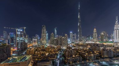 Dubai Downtown silueti gece timelapse Burj Khalifa ve diğer kuleleri Dubai'de üstten paniramic görünümü ile
