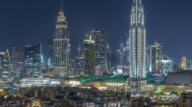 Dubai şehir merkezi timelapse, Birleşik Arap Emirlikleri ışıklı mimarisi ile havadan gece şehir manzarası.