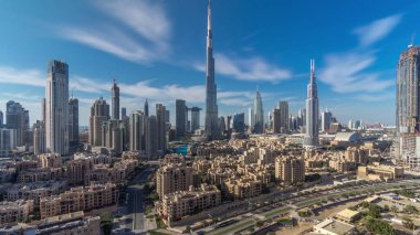 Dubai Downtown siluet timelapse Burj Khalifa ve diğer kuleleri ile Dubai'de üstten paniramic görünümü