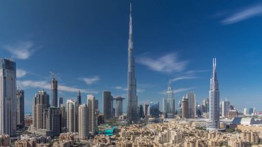 Dubai Downtown siluet timelapse Burj Khalifa ve diğer kuleleri ile Dubai'de üstten paniramic görünümü