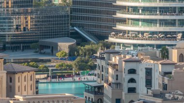 Arka planda hava timelapse gökdelenler ile Dubai'de Ünlü müzik çeşmesi