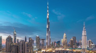 Dubai Downtown silueti Gece gündüz Burj Khalifa ve Diğer kuleleri Dubai'de üstten paniramic görünümü ile timelapse