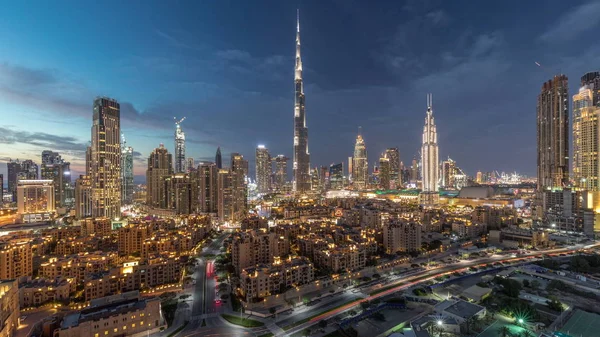 Dubai Downtown skyline dia a noite timelapse com Burj Khalifa e outras torres vista panorâmica do topo em Dubai — Fotografia de Stock