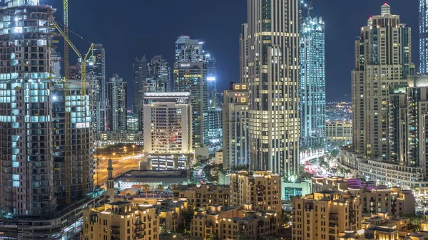 Hermoso horizonte del centro de Dubái y la bahía de negocios con arquitectura moderna noche timelapse . —  Fotos de Stock