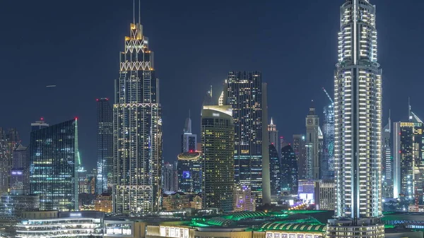 Vzdušný večer panoráma s osvětleným architektonickou architekturou Dubaje v centru Spojených arabských emirátů. — Stock fotografie