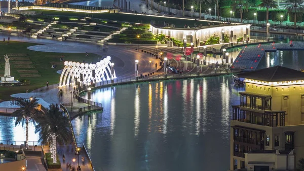 Arriba vista de cerca del puente sobre el lago artificial y algunas personas caminando en el parque —  Fotos de Stock