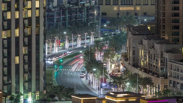 ตารางเวลาการจราจรสี่แยกในเวลากลางคืนบนโมฮัมเมด Bin Rashid Boulevard — ภาพถ่ายสต็อก