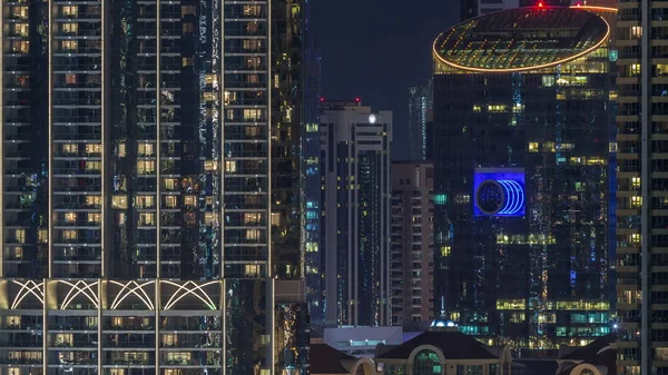 두바이 다운타운 타임랩스의 조명이 켜인 야간 도시 경관, 아랍에미리트. — 스톡 사진