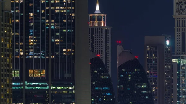 Cidade noturna aérea com arquitetura iluminada do Dubai no centro da cidade timelapse, Emirados Árabes Unidos . — Fotografia de Stock