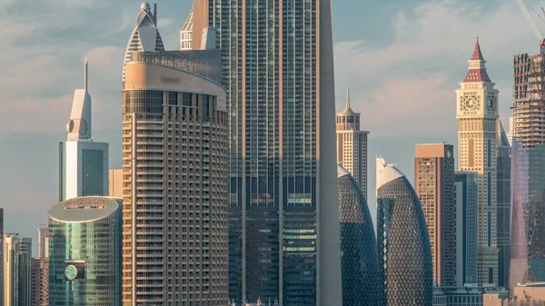 Paisaje urbano de atardecer aéreo con arquitectura del timelapse del centro de Dubai, Emiratos Árabes Unidos . —  Fotos de Stock