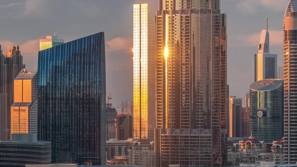 Paisaje urbano de atardecer aéreo con arquitectura del timelapse del centro de Dubai, Emiratos Árabes Unidos . —  Fotos de Stock