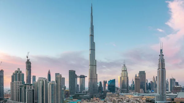 Dubai Downtown skyline dag tot nacht timelapse met Burj Khalifa en andere torens Panoramique uitzicht vanaf de top in Dubai — Stockfoto