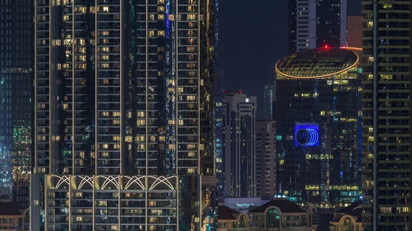 Vzdušný večer panoráma s osvětleným architektonickou architekturou Dubaje v centru Spojených arabských emirátů. — Stock fotografie